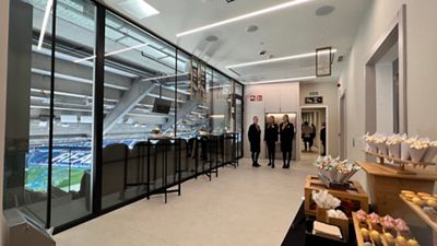 Sala con ventanal y vista al terreno de juego