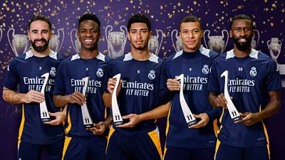 Carvajal, Rüdiger, Bellingham, Vini Jr. et Mbappé posent avec leurs trophées du FIFPRO World11