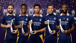 Carvajal, Rüdiger, Bellingham, Vini Jr. et Mbappé posent avec leurs trophées du FIFPRO World11