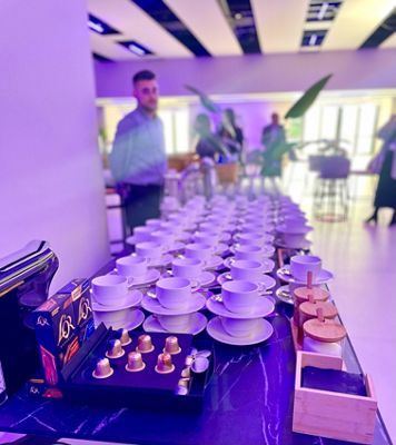 Mesa repleta de tazas de café