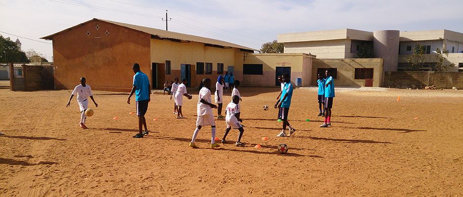 Escuela sociodeportiva de la Fundación Real Madrid en Thiès