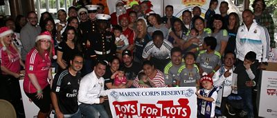 The Los Angeles madridistas supporters club collected toys for the neediest children