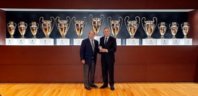 florentino pérez recibe la insignia de oro y brillantes de la asociación de exjugadores de fútbol del real madrid