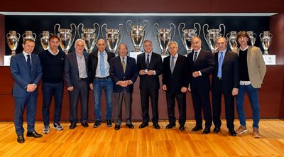 florentino pérez recibe la insignia de oro y brillantes de la asociación de exjugadores de fútbol del real madrid