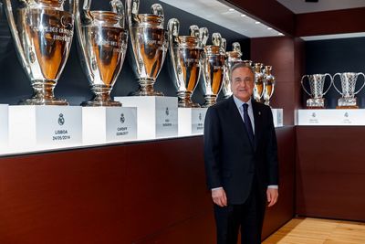 florentino pérez recibe la insignia de oro y brillantes de la asociación de exjugadores de fútbol del real madrid