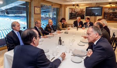 florentino pérez recibe la insignia de oro y brillantes de la asociación de exjugadores de fútbol del real madrid