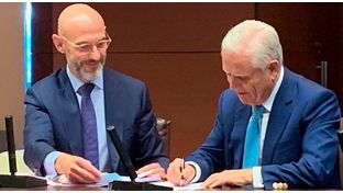 Enrique Sánchez, Sekretär des Verwaltungsrates von Real Madrid und Eduardo García, Rechtsanwalt von Clifford Chance, unterschreiben die Finanzierungsvereinbarung für die Bauarbeiten des Stadiums.