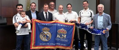 Butragueño recibe a la Peña Madridista La Primera de Múnich