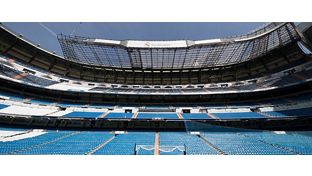 Le démantèlement de l'ancienne couverture du stade
