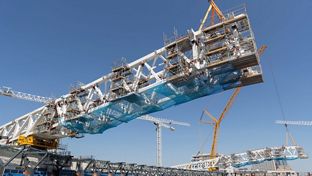 Progress on the main trusses on Castellana and Padre Damián, key elements in the new roof