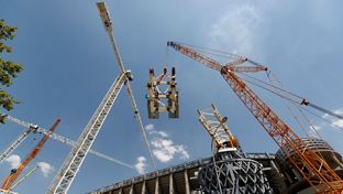Lifting the segments of the new roof