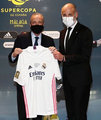 intercambio de obsequios en la rosaleda