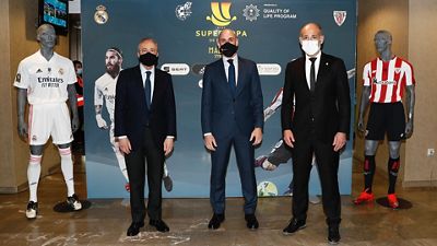 Intercambio de obsequios en La Rosaleda