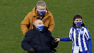 Javier Berasaluce hizo el saque de honor del Alavés-Real Madrid