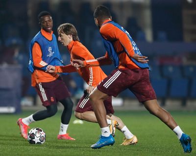 entrenamiento del real madrid en el estadio de bérgamo