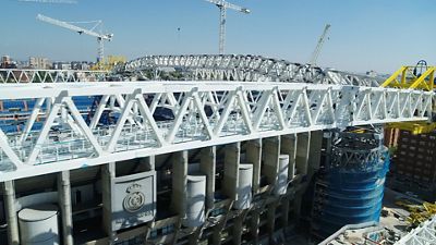 El Santiago Bernabéu del siglo XXI: el espectacular izado de la primera megacercha longitudinal