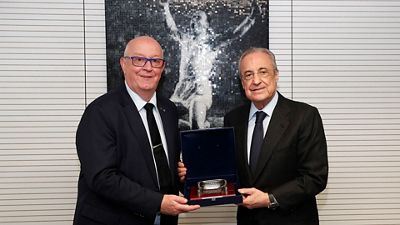 Intercambio de obsequios antes del partido contra el Chelsea