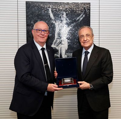 entrega de obsequios previa al real madrid - chelsea