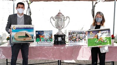 Casillas visita los talleres de A LA PAR, donde se realizan las exclusivas bandejas del Centro de Patrimonio Histórico