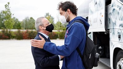 El presidente visitó al equipo de baloncesto antes de viajar a Estambul