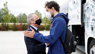 El presidente visitó al equipo de baloncesto antes de viajar a Estambul