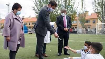 Casillas visita la escuela de la Fundación Real Madrid y Ecopilas en Segovia
