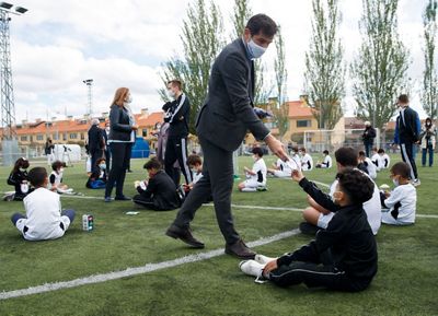 casillas visita la escuela de la fundación real madrid y ecopilas en segovia