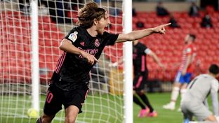 El Madrid gana y sigue luchando por la Liga