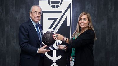 Entrega de obsequios en el descanso del Granada-Real Madrid