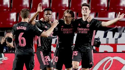 Subasta benéfica de las camisetas del Real Madrid ante el Granada