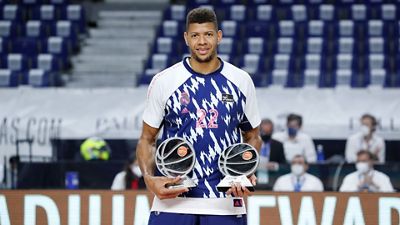 Tavares recibe los trofeos de mejor defensor e integrante del mejor quinteto de la Liga