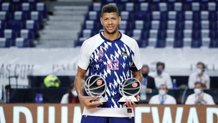Tavares recibe los trofeos de mejor defensor e integrante del mejor quinteto de la Liga