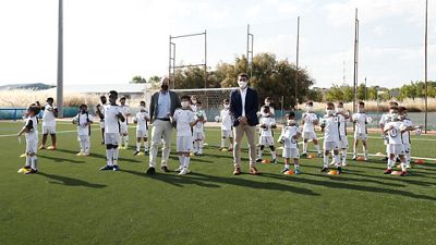 Casillas visita la escuela sociodeportiva de la Fundación Real Madrid en Fuenlabrada