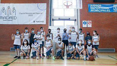 Endesa visita con Casillas la escuela de baloncesto adaptado Fernando Martín