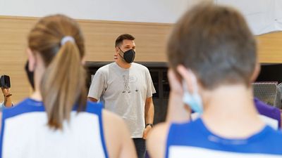 Felipe Reyes visita el campus de baloncesto de la Fundación Real Madrid