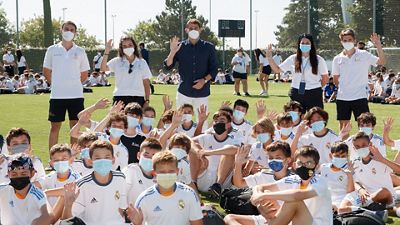 Casillas visita a los participantes de los campus experience de esta semana
