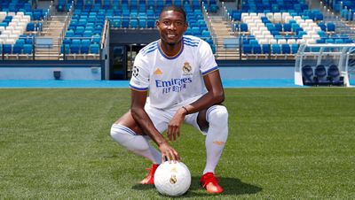 alaba posó con la camiseta del real madrid