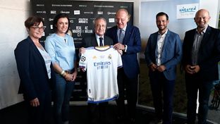 Intercambio de obsequios antes del partido contra el Milan