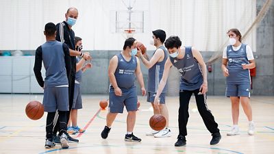 Más de medio millar de beneficiarios con diferentes capacidades disfrutan del deporte con la Fundación