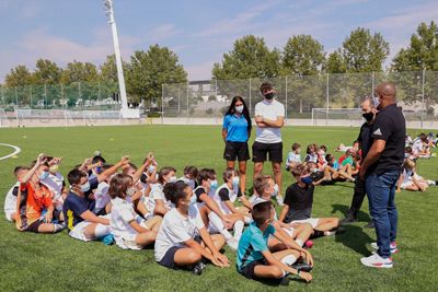 roberto carlos visita a los participantes del campus experience