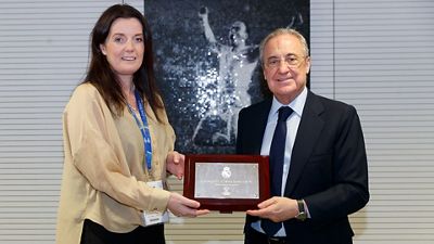 Entrega de obsequios en el Real Madrid-Manchester City