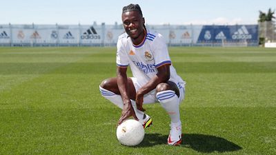Camavinga posa con la camiseta madridista