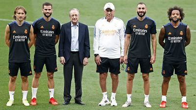 El presidente recibe al equipo en el regreso al Santiago Bernabéu