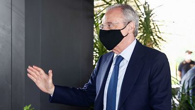 El presidente, con el equipo en Milán