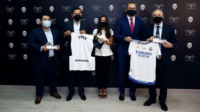 Intercambio de obsequios en Mestalla