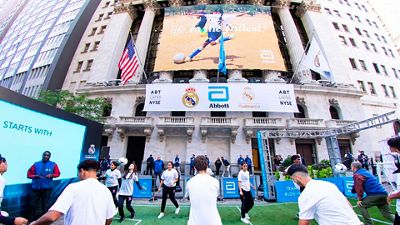 Los beneficiarios de la Fundación en EE. UU., en la apertura de la bolsa de Nueva York