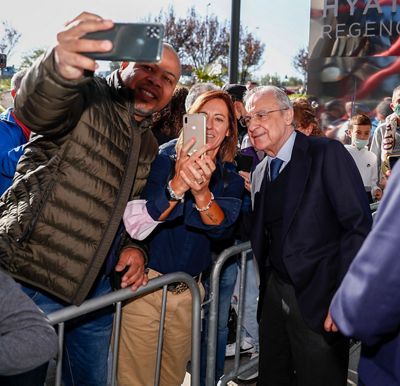 el presidente con el equipo en barcelona
