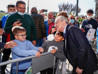 el presidente con el equipo en barcelona
