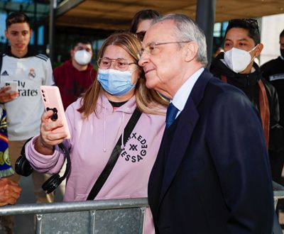 el presidente con el equipo en barcelona