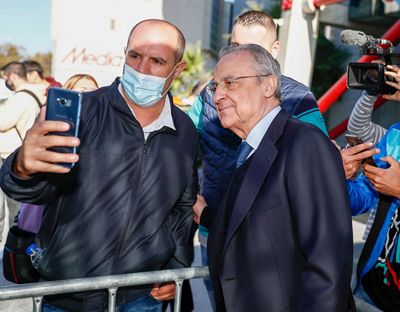 el presidente con el equipo en barcelona